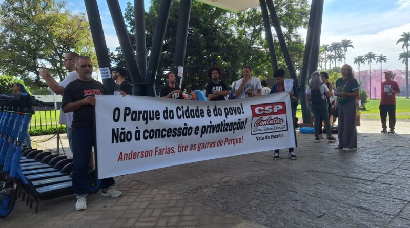 Manifestantes protestam contra a concessão do Parque da Cidade em São José dos Campos, defendendo cultura, natureza e gestão pública.