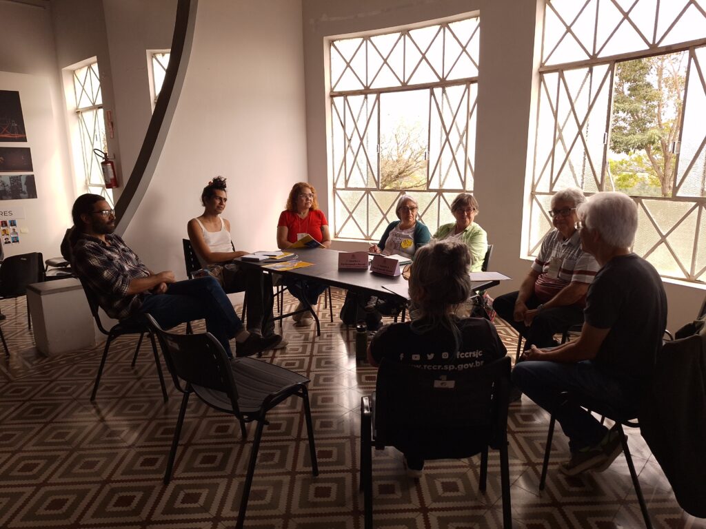 Participantes da sociedade civil reunidos em grupo de trabalho para discutir propostas e apontar desafios locais. | Foto: Renata Guarino