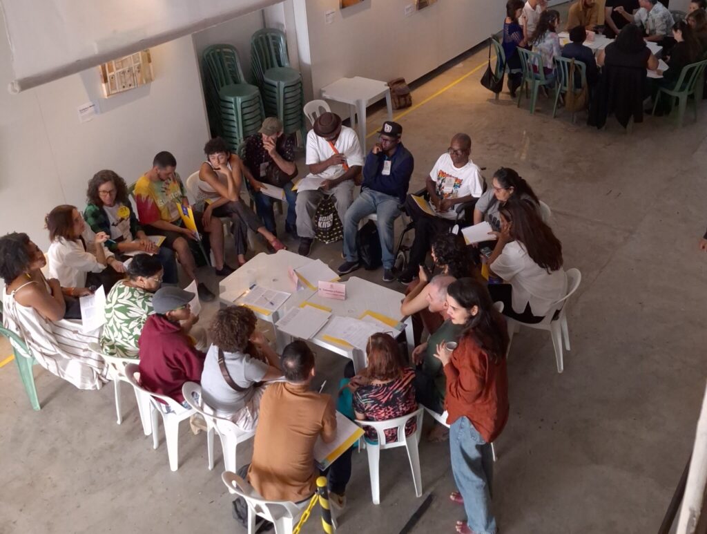 Participantes reforçaram a cobrança por espaços permanentes de diálogo entre sociedade civil e poder público. | Foto: Renata Guarino