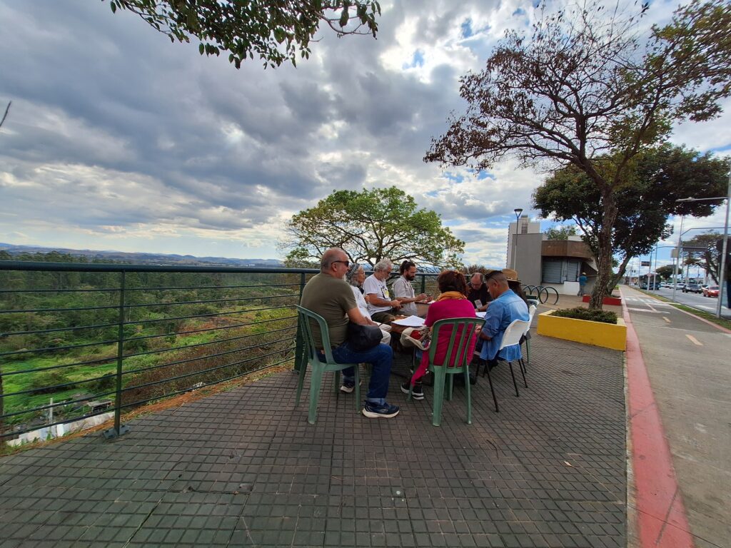 Sem espaço suficiente no Cine Teatro Benedito Alves, parte dos participantes se reuniu ao lado do Banhado para continuar as discussões. | Foto: Renata Guarino
