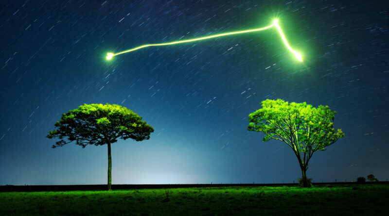 Exposição “Alquimia Noturna” de Renan Cepeda estreia no CAEB com fotografias que combinam luz, sombra e natureza em SJC.