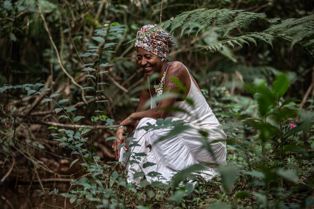 Analu Cristina é uma mulher negra de 43 anos, mãe de Miguel, de 16, e de Luê, de 8 meses.