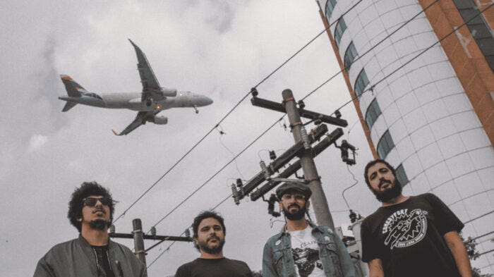 Da esquerda para direita: Gil Mosolino (Baixo), Diego Xavier (voz e guitarra),Daniel Fumega (bateria) e Júlio Cavalcante (voz e guitarra). Foto por André Almeida / Divulgação